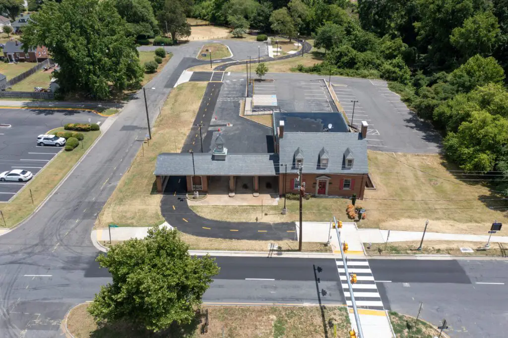 This overhead image shows the newly completed portion of the Fall Line Trail in Lakeside (with a dotted yellow center line) and the new beacon (bottom right) that will help cyclists and pedestrians cross Lakeside Avenue between Spring Park to the north and Bryan Park to the south. (Courtesy Henrico County)